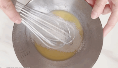 三種口味的迷你小蛋糕，一口一個松軟好吃，出游必備